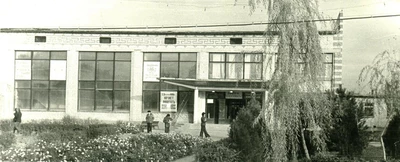 Городовиковск Городской дом культуры 21 января 1975 года Городской дом культуры 21 января 1975 года еще одна новостройка украсила славную улицу Ленина – состоя-лось торжественное открытие районного Дома культуры. В новом здании был оборудован зрительный зал с вместимостью на 600 мест, просторный спортивный зал, районная биб-лиотека, различные комнаты для разносторонней культурно-просветительской рабо-ты. На возведение этого здания было израсходовано около 500 тысяч рублей. От мини-стерства культуры Калмыцкой АССР Р. Сармуткина преподнесла в дар ДК подарок – цветной телевизор «Крым» и музыкальные инструменты на общую сумму тысячу рублей. На митинге, посвященном открытию ДК, начальник ПМК-199 И.Я. Ильченко рассказал о вложенном в новостройку труде строителей и от их имени вручил первому секретарю райисполкома партии В.И. Никулину памятный подарок - символический ключ от нового Дома культуры. Уже вечером в новом здании ДК состоялся первый праздничный концерт с участием ведущих артистов Калмыкии.