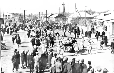 Праздник Весны Городовиковск 1966г 1966 год Праздник Весны и Труда. Шествие праздничной колонны по улице Ленина
