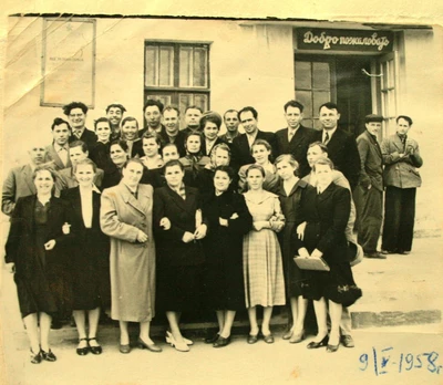 Городовиковск педагоги района сфотографированы на ступеньках Кировской школы. Предположительно, педагоги района сфотографированы на ступеньках Кировской школы. На фото: первый ряд Юлия Типикина, Мушкарцева, М.И. Бавина, Т. Беланова, Рима Старовойтова, Евдокия Замша, Светлана Корнеева, Т.Н. Бойко. Второй ряд: А.Н. Сулимин, Мария Георигиевна Ковалева, В.Г. Федорова, Раиса Долгополова, В. Пояркова, К.И. Рябинина, Л.И. Побежимова, М. Шевченко (Белан), Рыбальченко. Третий ряд: Александр Семенович и Мария Костины, Валентина Дворникова, В. Типикин, А. Саввина, Червоненко, А.Г. Поречный, И.Н. Байков. Четвертый ряд: Василий Алексеевич Ковалев, Ф.А. Беляев, Утнасунов, Г.В. Волошин, Д. Курочка.