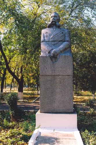 Памятник Городовикову в Городовиковске
